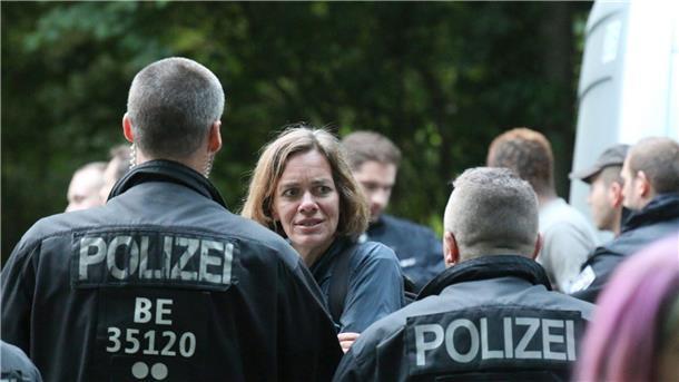 Gespräch nach Polizeimaßnahme gegen Abgeordnete Die Landtagsabgeordnete Juliane Nagel im Gespräch mit Polizisten bei der Demonstration am 1. Juni in Leipzig.