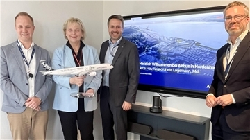 Von links: Dennis Christian Meinen (Airbus), Karin Logemann (MdL), Gottfried Hornung (Leiter Airbus-Werk Nordenham), Oliver Haack (Director, Public Affairs Germany)