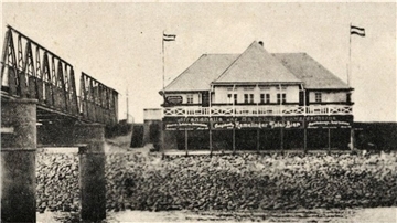 Die Landungsbrücke des alten Fähranlegers von 1909 mit dem alten Fährhaus.