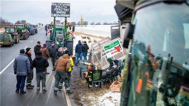 Bauernproteste: Heute Morgen wird der Hafen in Bremerhaven blockiert Die Landwirte blockieren und demonstrieren in Stadt und Land. Auch am östlichen Wesertunnel ist mal wieder Stillstand.