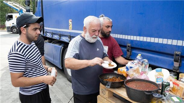 Lkw-Fahrer weiter im Streik an Raststätte Die Lastwagenfahrer an der südhessischen Autobahnraststätte haben eine Palette zu einem provisorischen Tisch für ihr Abendbrot umfunktioniert.