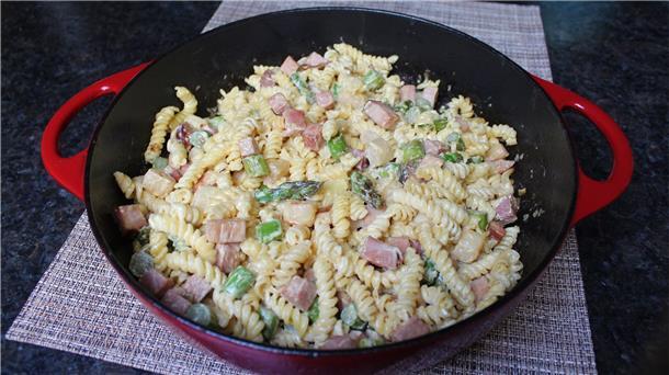 Die leckere Beilagenpfanne mit Pasta, Spargel und Schinken.