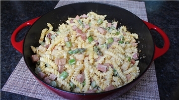Die leckere Beilagenpfanne mit Pasta, Spargel und Schinken.