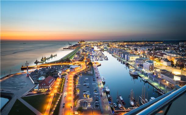 Traumhaft feiern: Die schönsten Hochzeitslocations in Bremerhaven und umzu Die legendäre Aussicht über den Hafen von Bremerhaven ist das Highlight im Sail-City-Hotel.