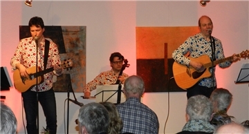 Mit zwei Gitarren und einem Cello bringt das Trio S.O.S. die weltbekannten Songs der Kultband Abba auf die Bühne. 