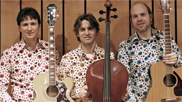 Das Trio S.O.S. spielt Hits von Abba, allerdings ohne Strom. 