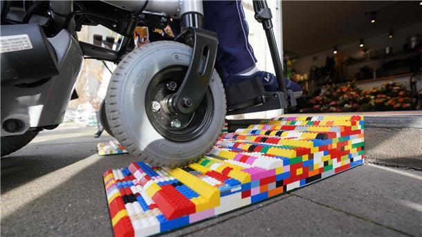 Lego-Rampe sorgt in Blumenladen für Barrierefreiheit Die Legostein-Rampe in Hamburg sorgt im Blumengeschäft „Blumen Grieser“ für Inklusion.