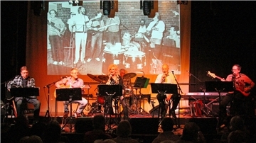 Lehrerband auf der Bühne der Jahnhalle in Nordenham
