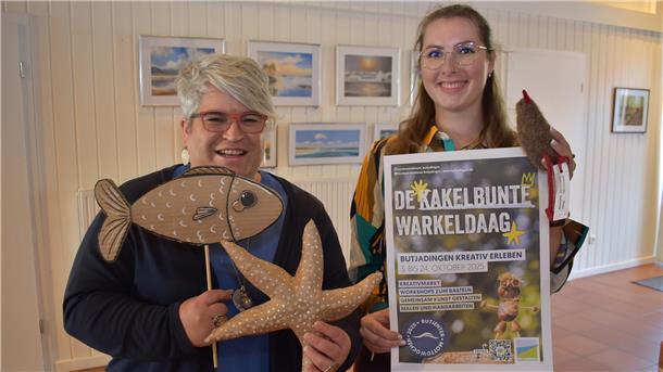 Die Leiterin der TSB-Touristikinformation, Katrin Kruska (links), und Marketing-Mitarbeiterin Lyndzey Mowatt weisen voller Vorfreude auf die Butjenter Herbst-Mottowochen hin.