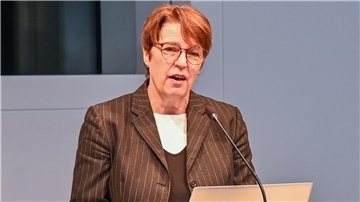 Eine Frau. 