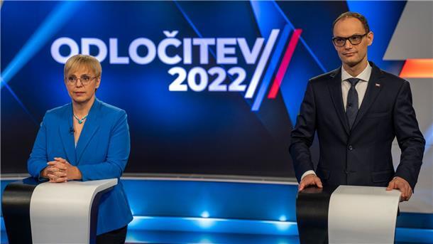 Die liberale Kandidatin Natasa Pirc Musar und der ehemalige Außenminister Anze Logar nehmen an einer Fernsehdebatte teil.