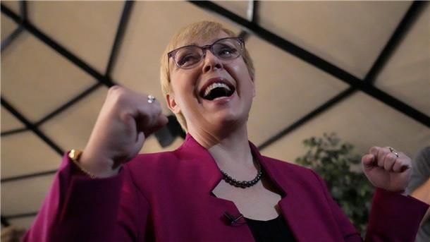Die liberale Kandidatin Natasa Pirc Musarat feiert in ihrem Wahlbüro ihren Wahlsieg.