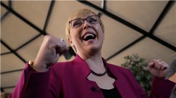 Die liberale Kandidatin Natasa Pirc Musarat feiert in ihrem Wahlbüro ihren Wahlsieg.