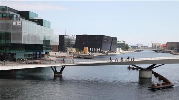 Die Lille Langebro (Kleine Lange Brücke), die über Kopenhagens inneren Hafen führt. Die dänische Hauptstadt richtet in den kommenden Tagen den 28. Weltkongress der Architekten aus.