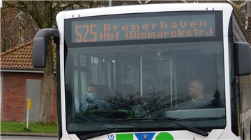 Bus von vorne an Haltstelle