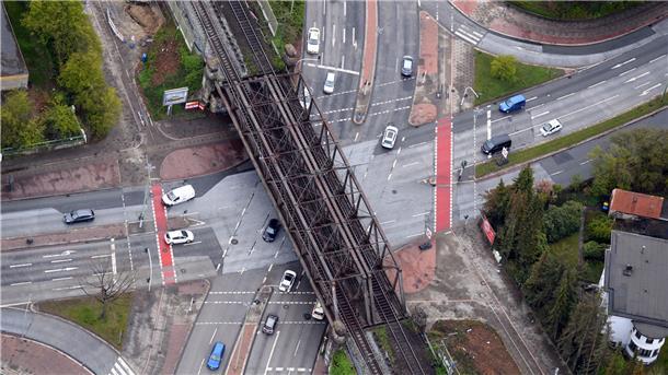 Bremerhaven: Hier geht drei Tage lang nichts mehr Die linke der beiden Eisenbahnbrücken wird am nächsten Wochenende abgerissen. Die Kreuzung Langener Landstraße/Cherbourger Straße wird dafür mehrere Tage komplett gesperrt sein.
