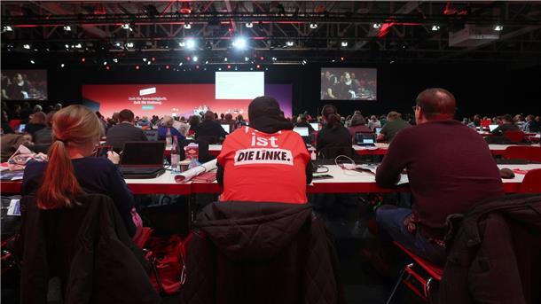 Ohne Wagenknecht, mit Rackete: Linke versucht den Neustart Die Linke hat in Augsburg ein Comeback versucht. Ob und wie sich die Partei tatsächlich berappelt, ist jedoch ungewiss.