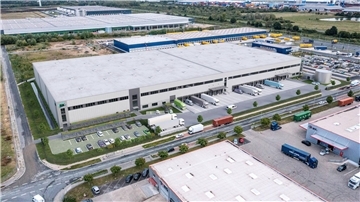 Das Foto zeigt das Logistikzentrum von oben. 