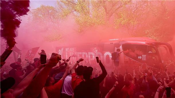 Selfie-Jubel und Tränen in Anfield: Liverpool ist Meister Die Liverpool-Fans hatten ihrem Team vor dem Spiel einen spektakulären Empfang bereitet.