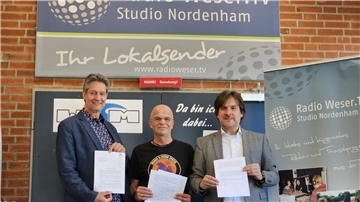 Die Lizenz für den Bürgersender Radio Weser.TV ist um drei Jahre verlängert worden. Darüber freuen sich Studioleiter Torsten Folge (Mitte) und Tim Lorenz, 1. Vorsitzender des Trägervereins (links), mit Nordenhams Bürgermeister Niels Siemen.
