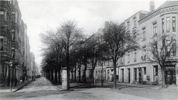 Die Lloydstraße um 1900 - fast menschenleer. Auch hier ist der Mittelstreifen mit den Bäumen gut zu erkennen.