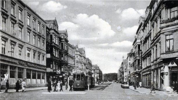 Die Lloydstraße - vermutlich in den 1930er Jahren. Die Begrünung fehlt hier bereits. Es gibt mehr Platz für Auto und Straßenbahn. Eine gute Entwicklung?