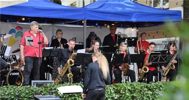 Jubiläumsfeier: Starke Resonanz auf 60 Jahre Eiscafé Santin in Zeven Die Lloydstreet Bigband unterhielt die Gäste vorm Eiscafé Santin mit sattem Sound und vielen Klassikern des Genres.