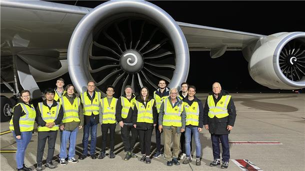 Die Logistiker hatten nachts auf dem Flughafen Köln/Bonn die Möglichkeit, ein Boeing 747– Frachtflugzeug hautnah zu besichtigen. 