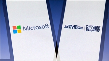 Die Logos des amerikanischen multinationalen Technologiekonzerns Microsoft und des Videospielunternehmens Activision Blizzard.