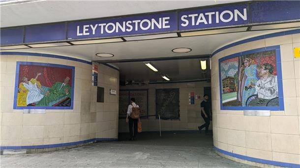 Die Londoner U-Bahnstation Leytonstone ist mit zahlreichen Mosaiken verziert, die Szenen aus Alfred Hitchcocks Leben und seinen Filmen zeigen.
