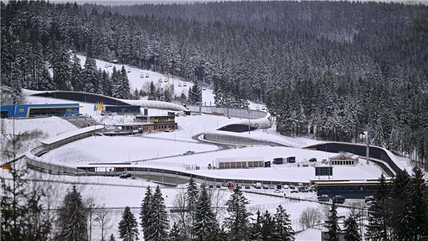 Olympia-Test in Thüringen: Oberhof springt für Königssee ein Die Lotto Thüringen Eisarena Oberhof, eine Kunsteisbahn für den Rennrodel-Sport, übernimmt den Weltcup 2026 und damit den letzten Wettbewerb vor Olympia von Königssee.