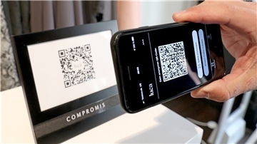 Die Luca-App soll die Kontaktnachverfolgung zur Eindämmung der Corona-Pandemie erleichtern, zum Beispiel nach Besuchen in Cafés oder Restaurants.