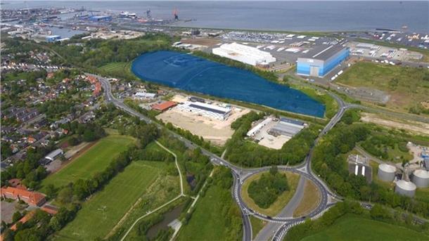 Luftaufnahme der neuen Erweiterungsfläche des Cuxhavener Hafens