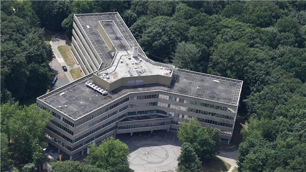 Die Luftaufnahme zeigt das Gebäude der Außenstelle des Bundesamt für Migration und Flüchtlinge (BAMF).