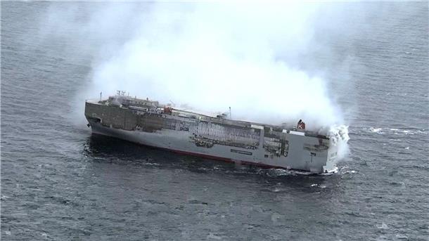 Experten bereiten Abschleppen von Frachter vor Die Luftaufnahme zeigt den Autofrachter „Fremantle Highway“ in der Nordsee, von dem weiter Rauchwolken aufsteigen.