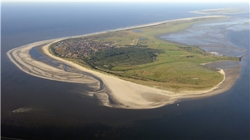 Die Luftaufnahme zeigt die ostfriesische Insel Langeoog (Niedersachsen) im Nationalpark Niedersächsisches Wattenmeer.
