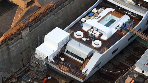 Megayacht „Solaris“: Rätsel um das verhüllte Heck Die Luftbilder von der „Solaris“ im Trockendock zeigen, dass am Heck des Schiffes ein Gerüst aufgebaut wurde, genau an der Stelle, an der es mutmaßlich einen Crash gegeben haben soll.