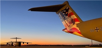 Militärflugzeuge vor aufgehender Sonne. 