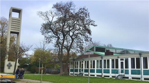 Die Bremerhavener Lukaskirche in Leherheide-West ist seit Ende 2023 als kirchlicher Bau entwidmet, das große 60er-Jahre-Gemeindehaus steht im Verkauf, der neue Eigentümer plant Abriss und großen Neubau.