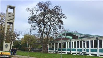Die Bremerhavener Lukaskirche in Leherheide-West ist seit Ende 2023 als kirchlicher Bau entwidmet, das große 60er-Jahre-Gemeindehaus steht im Verkauf, der neue Eigentümer plant Abriss und großen Neubau.