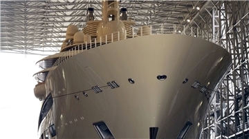 Die Luxusjacht „Dilbar“ steht in der Lürssen Werft.