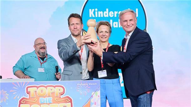 Die Macher und der Chef des Spiele-Verlags freuen sich über den Preis „Kinderspiel des Jahres“ 2025.