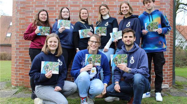 Die Macher von Moin! 2023 präsentieren den Jahresplaner (von vorne und links): Vivienne Hemme, Vilja Bartschies, Tony Sinke, Philina Stern, lea Goes, Jennifer Gachov, Maira Schulz, Kassandra Knop und Paul Johann Meierdirks.