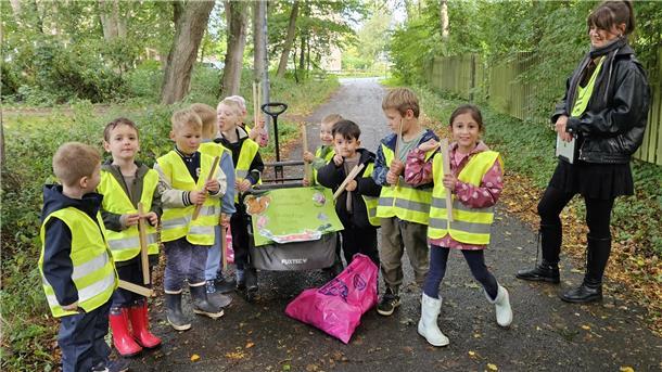 Bild von Kindern der Kita Atenser Butscher beim Müllsammeln