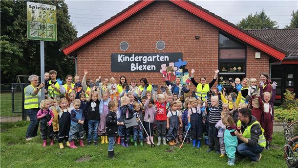 Bild von Kindern der Kita Blexen beim Müllsammeln