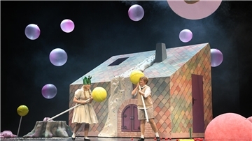 Die Märchenoper „Hänsel und Gretel“ mit Victoria Kunze (Gretel), Boshana Milkov (Hänsel) ist zum letzten Mal im Stadttheater Bremerhaven zu sehen.