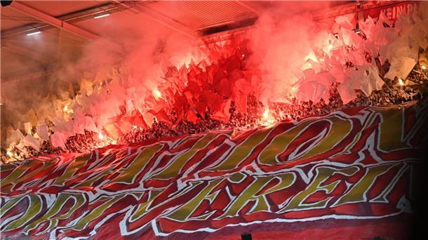 Mit Spektakel und Weiper-Tor: Mainz spielt weiter europäisch Die Mainzer Fans feierten ihre Mannschaft schon vor dem Spiel.
