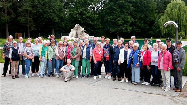 Die malerische Kulisse des Zevener Naturbades begeisterte die Senioren und veranlasste einen gut gelaunten Bürgermeister Jens Petersen zur bequemen Sitzposition vor der Gruppe.
