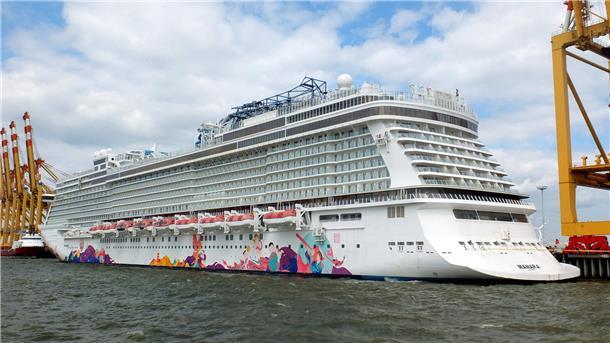 Das Kreuzfahrtschiff „Manara“ liegt an der Stromkaje in Bremerhaven.