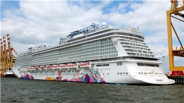 Das Kreuzfahrtschiff „Manara“ liegt an der Stromkaje in Bremerhaven.